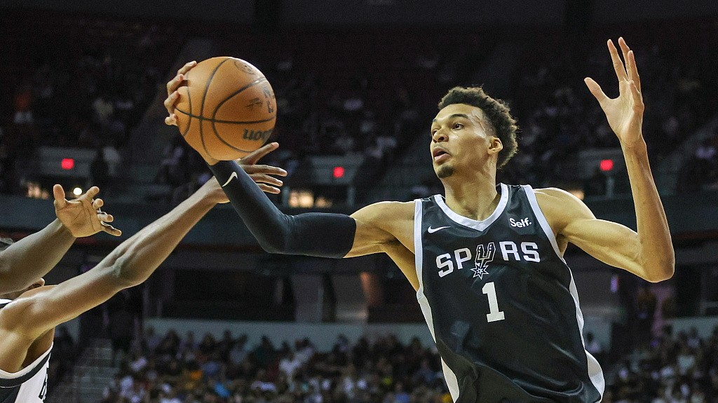  文班亚马两双马刺力克鹈鹕  