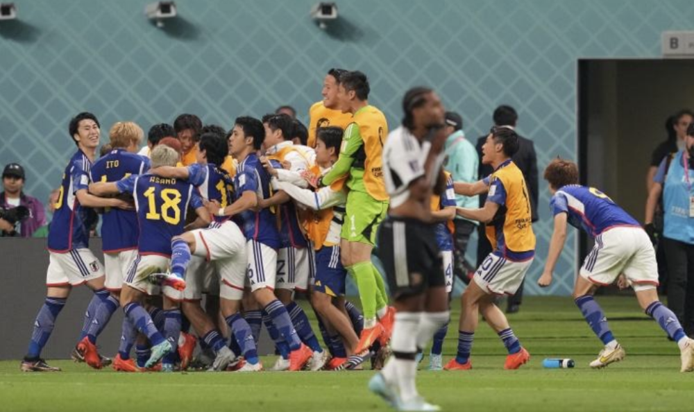  日本国脚堂安律传射，弗莱堡逆风翻盘击败霍村  