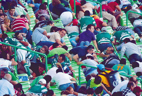  尼斯主场灯光故障，比赛中断引发球迷抗议  