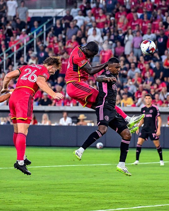  门兴格拉德巴赫客场惨败垫底降级  